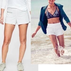 Athleta Mod Trekkie Short white with zipper pockets  size 12